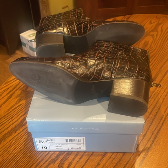 Gorgeous Seychelles leather brown crock booties 10M.Back zip.Like new condition. - Picture 3 of 5
